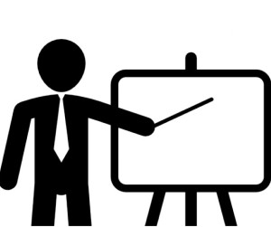 maestro-que-apunta-un-tablero-con-un-palo_318-61893-png